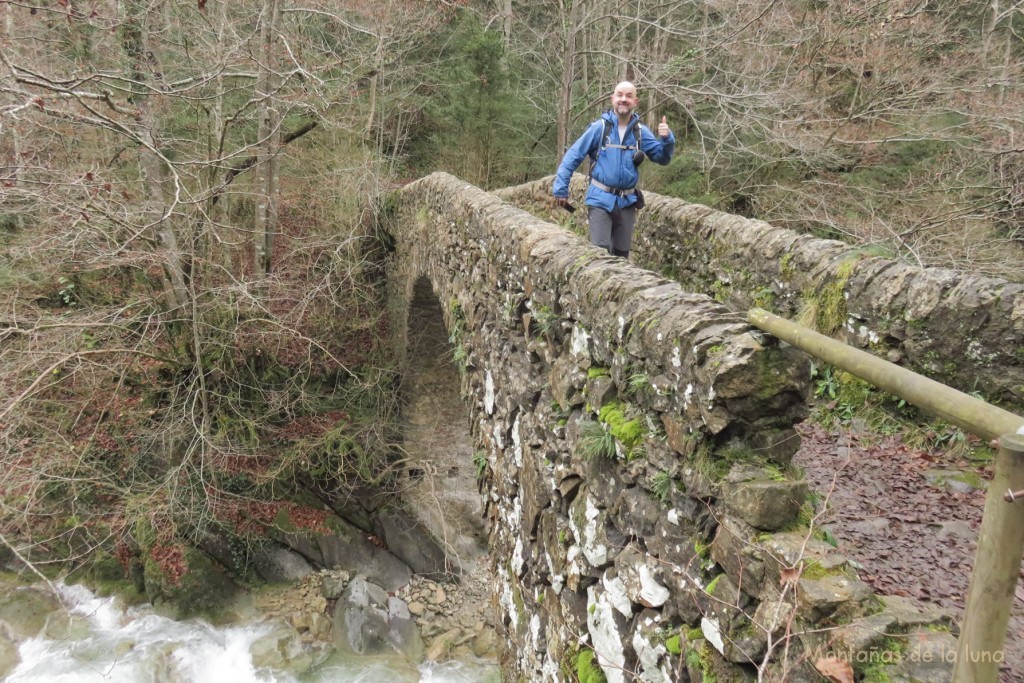 Lea cruzando el Pont Romà sobre el Río Ges