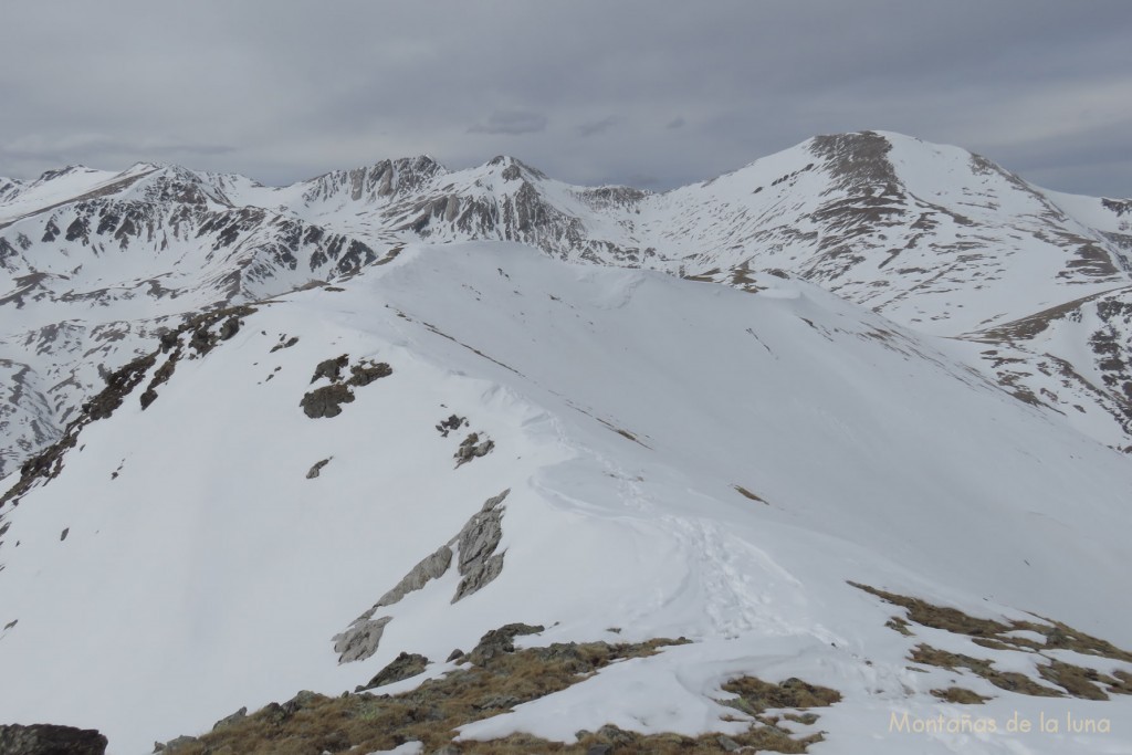 Loma cimera de Els Cims de La Coma de l'Orri, al fondo derecha el Bastiment, en el centro el Pic de Freser y Pic de l'Infern, a la izquierda los Pics de La Vaca