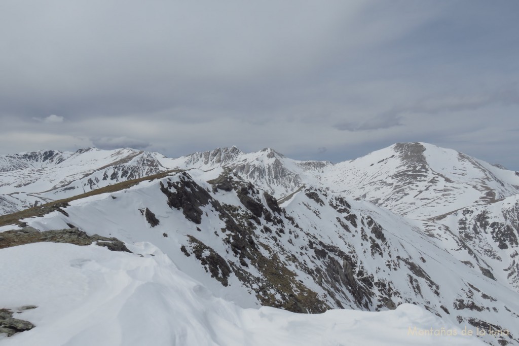 Loma, cresta cimera de Els Cims de La Coma de l'Orri, al fondo derecha el Bastiments