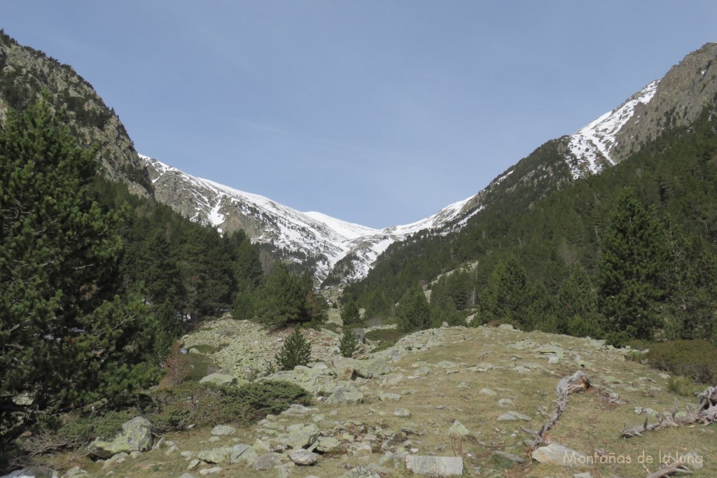 Muy al fondo el Coll de La Coma de l'Orri