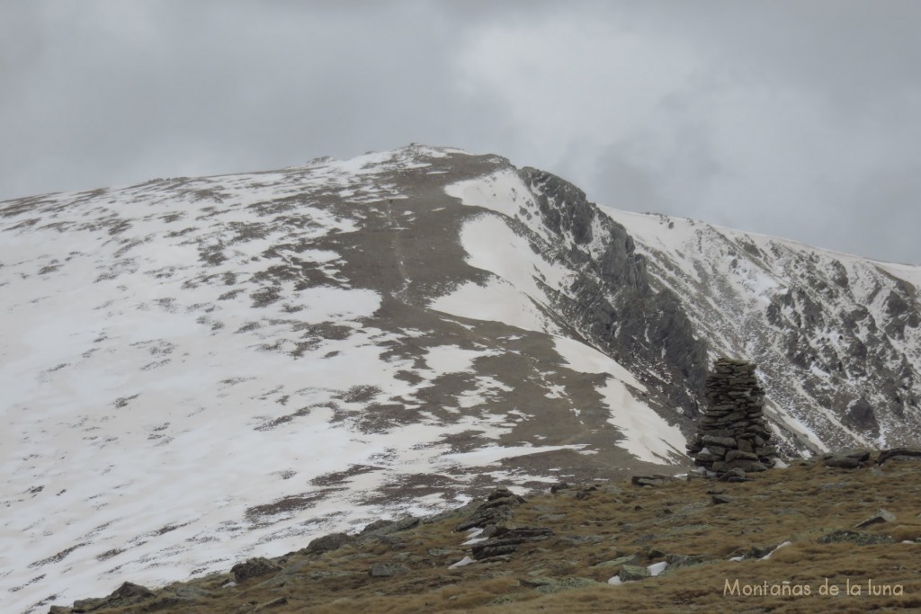 Senda que baja de la cima de Roc Colom