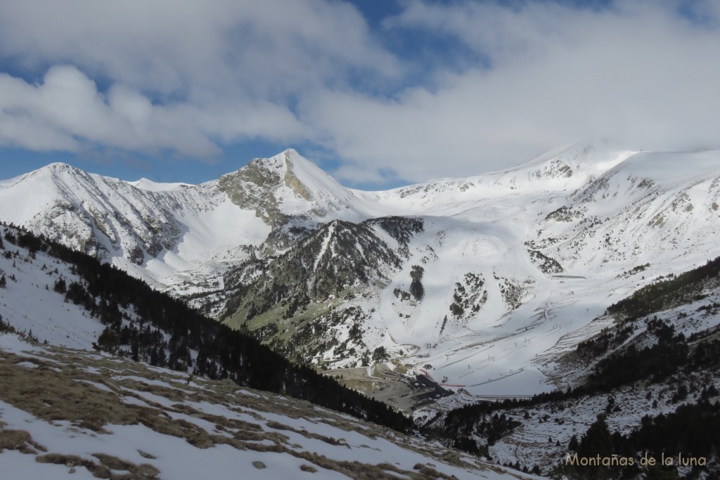 Subiendo a la Portella de Mentet, abajo el edificio de la Estación de esquí de Vallter 2000 y sus pistas, arriba a la izquierda los 2 Gra de Fajol, arriba en el centro el Coll de La Marrana, y cubierto parte del Bastiments