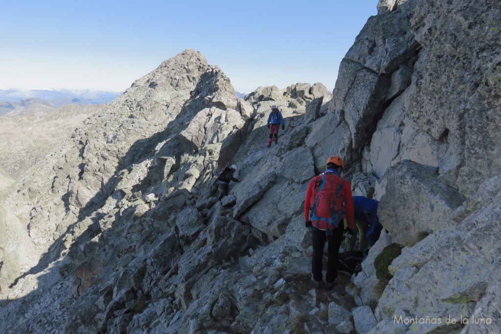 Cogiendo la cresta al Besiberri Sur. Dicho pico al fondo