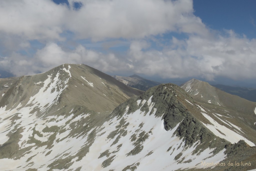 Delante el Pic de Freser, a la izquierda el Bastiments sobre la Collada de Coma Mitjana, detrás a la derecha el Gra de Fajol