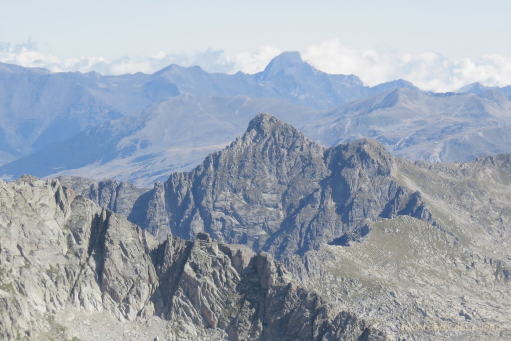 El Montardo d'Aran, al fondo montañas en la frontera con Francia