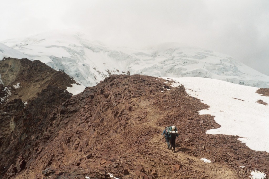 En la cresta subiendo a Nido de Cóndores, arriba la cima del Illimani