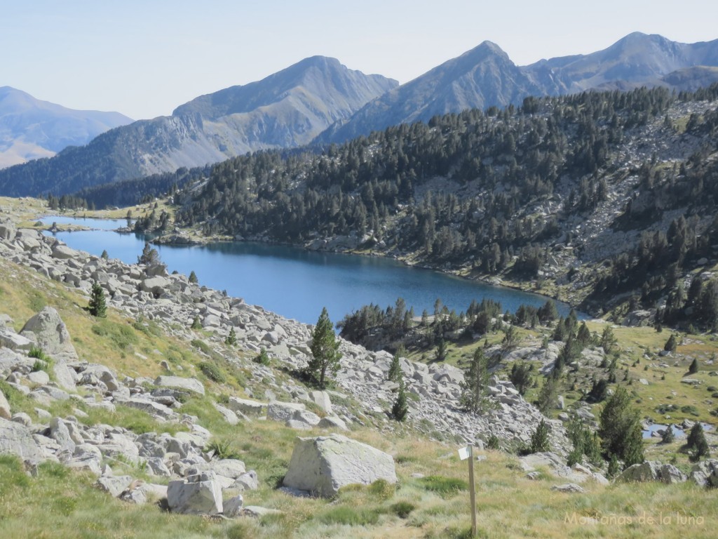 Indicación para subir al Besiberri Sur, abajo el Estany Gémene de Baix, El Mont y l'Aüt detrás