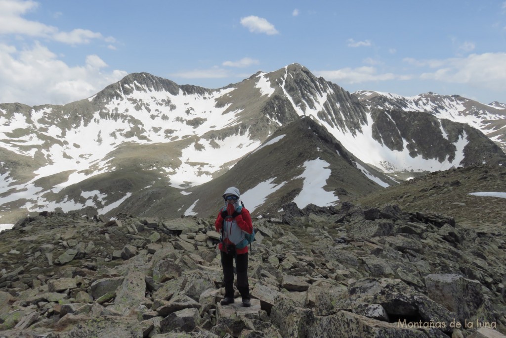 Jenny en la Pic de Dalt de Coma Mitjana, 2.752 mts., detrás el Pic de l'Infern y Pic de Freser