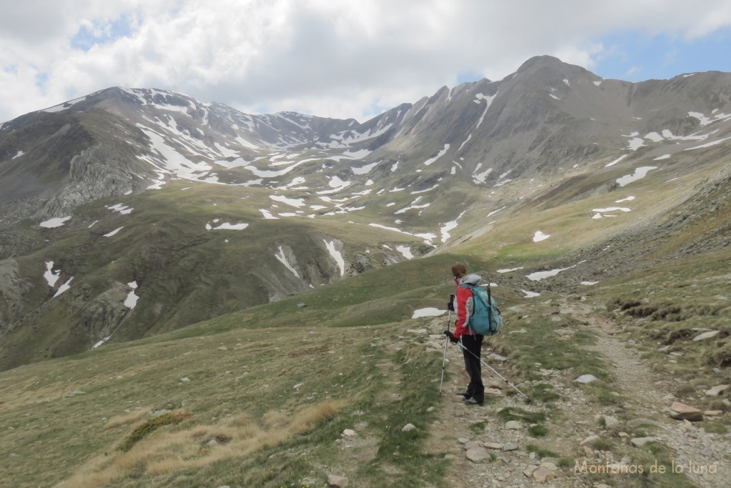 Jenny llegando al Coll de La Marrana, a la derecha queda el Pic de Freser