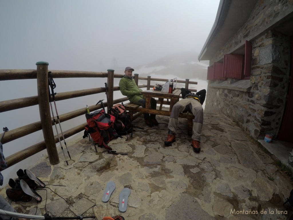 Joaquín e Israel en el Refugio de Maupas, 2.430 mts.