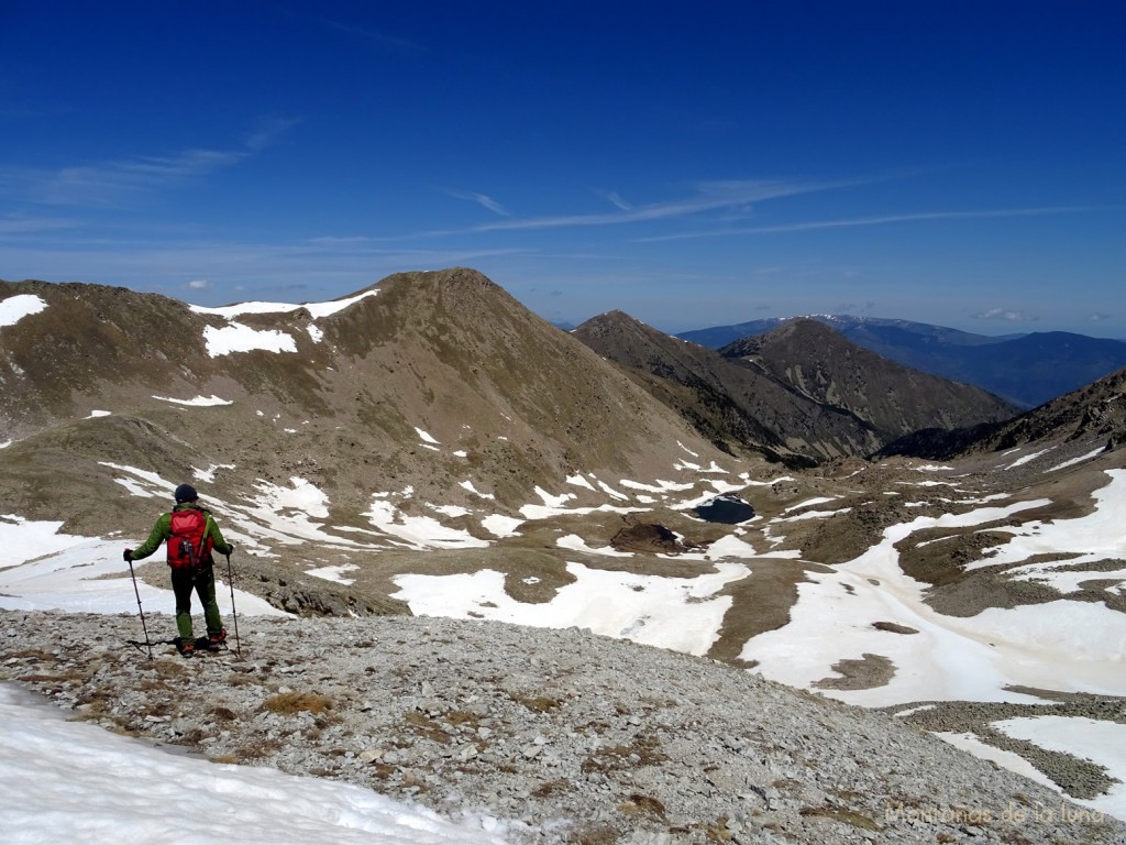 Joaquín en la Collada de Coma Mitjana, 2.705 mts., delante el valle de Coma Mitajana con el Pic de Dalt de Coma Mitjana en el centro