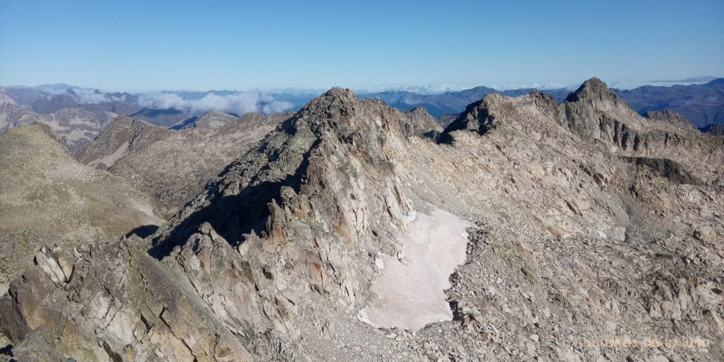 La cresta de los Besiberris desde el Comaloforno, con el Besiberri Sur en el centro, el Besiberri Norte a la derecha, y entre ellos el Besiberri del Mig