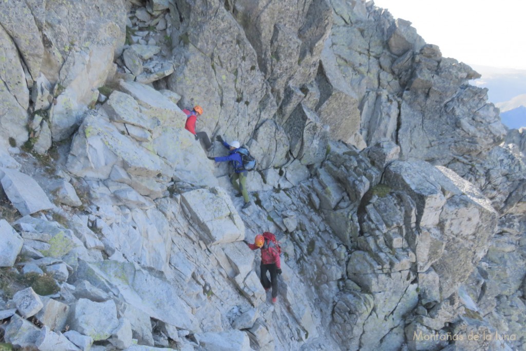 Josechu, Eva y Antoni en otro paso de bajada en el lado oeste de la cresta