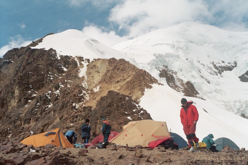 Nido de Cóndores, 5.500 mts., con la cima más alta del Illimani arriba y el recorrido de su subida. A la derecha un participante de grupo austriaco