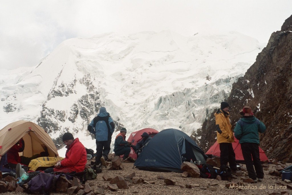 Nido de Cóndores, 5.500 mts., las tiendas de los 4 grupos; los de la izquierda el grupo austriaco, y a la derecha el norteamericano