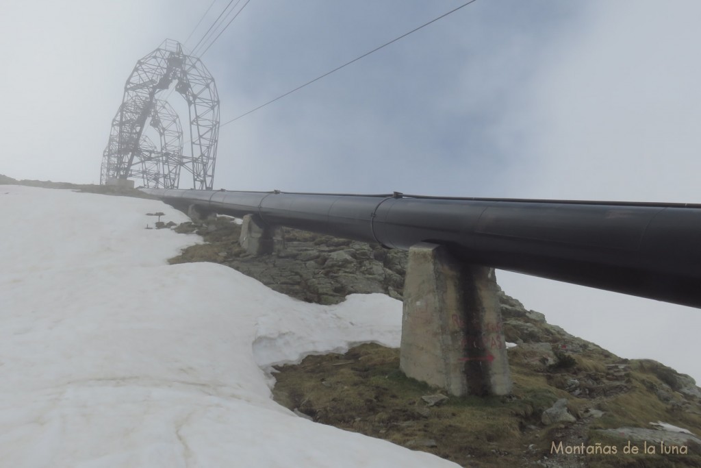 Pasamos por debajo el tubo y funicular para llegar al Refugio de Maupas