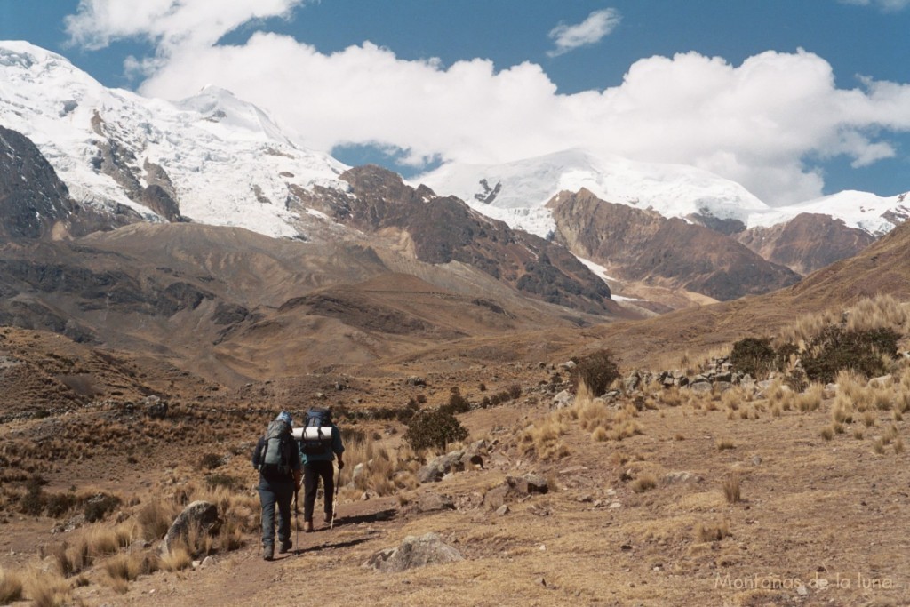 Subiendo a Puente Roto desde Pinaya, al fondo la cima más alta del Illimani, a la izquierda el Pico Norte