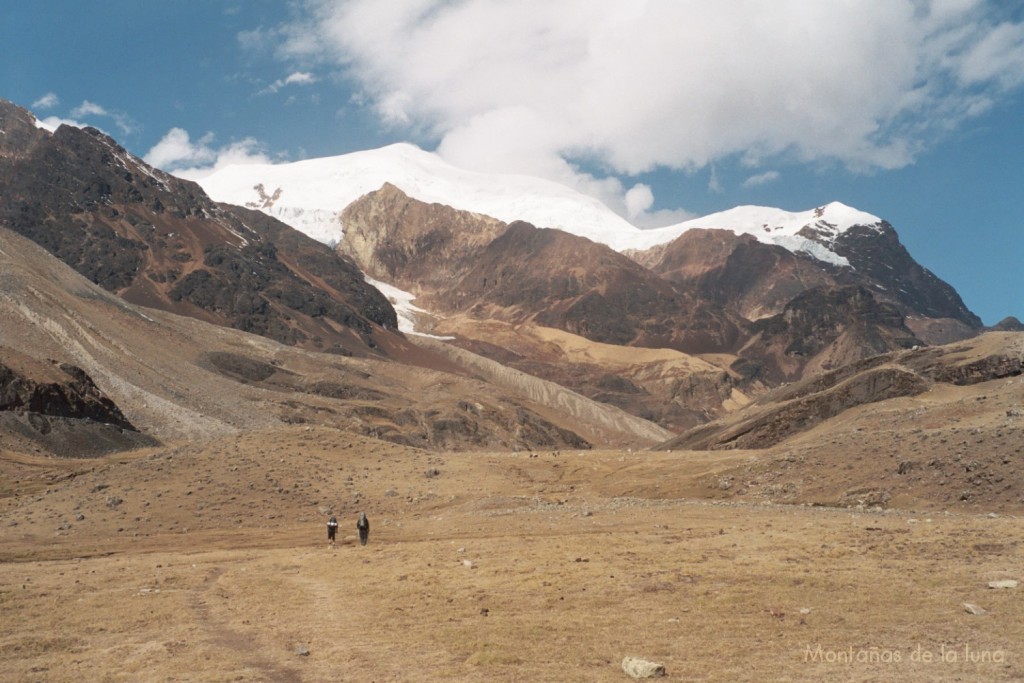 Subiendo a Puente Roto desde Pinaya, arriba la cima más alta del Illimani