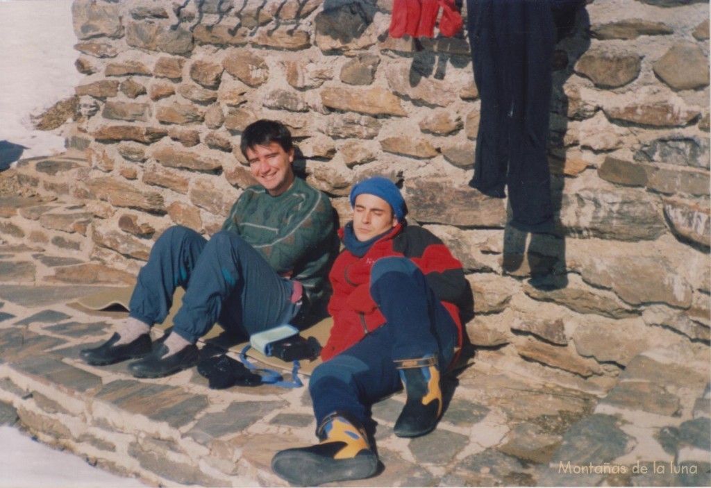 Joaquín y Jesús tomando el sol en la puerta del Refugio Poqueira