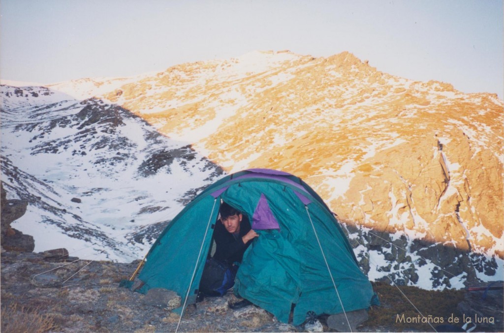 Acampados en el collado de entrada al valle del Alhorí, detrás el cordal de La Piedra de La Cima. Quique saliendo de la tienda