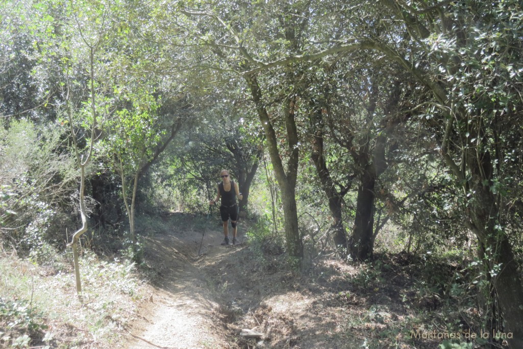 Anna en la senda de subida a Sant Elies