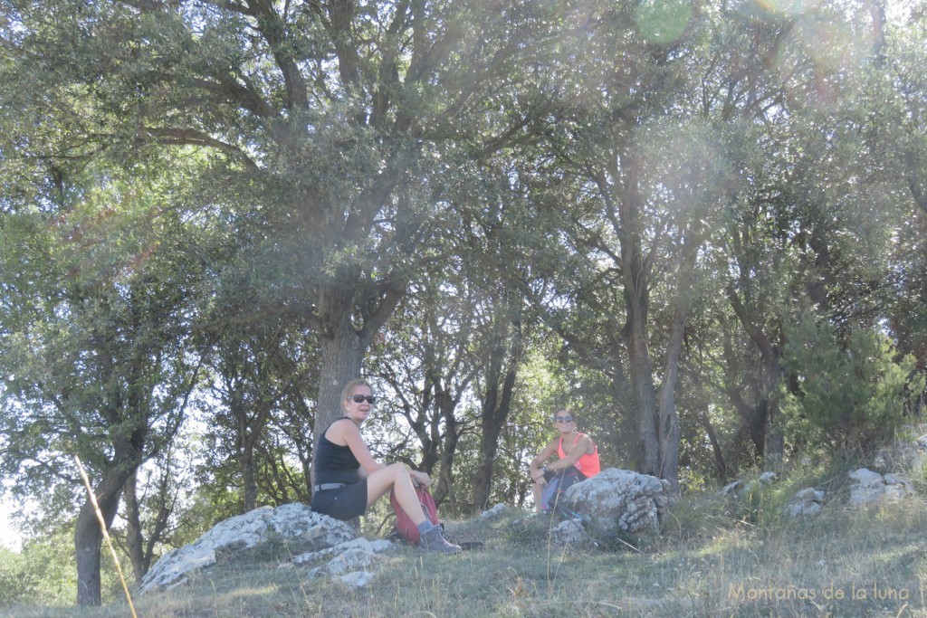 Anna y Montse descansando entre la ermita y la cima de Sant Elies