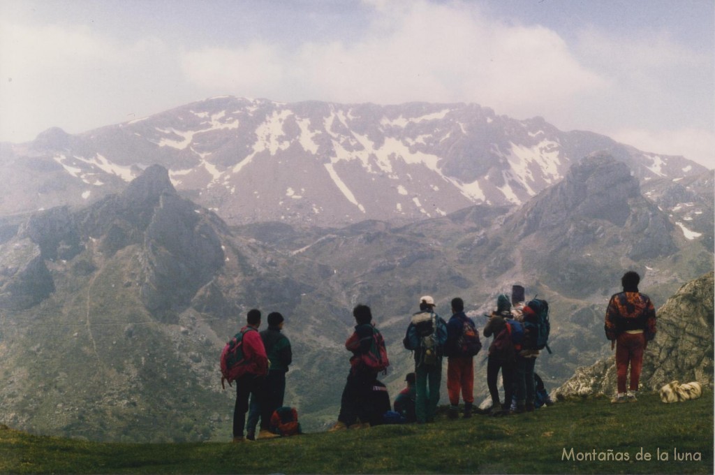 Arriba Sierra de CHagüenzos con Peña Chana