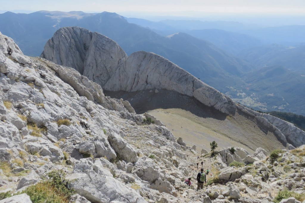 Bajando a l'Enforcadura, a la izquierda el Pollegó Inferior y detrás la Serra d'Ensijà