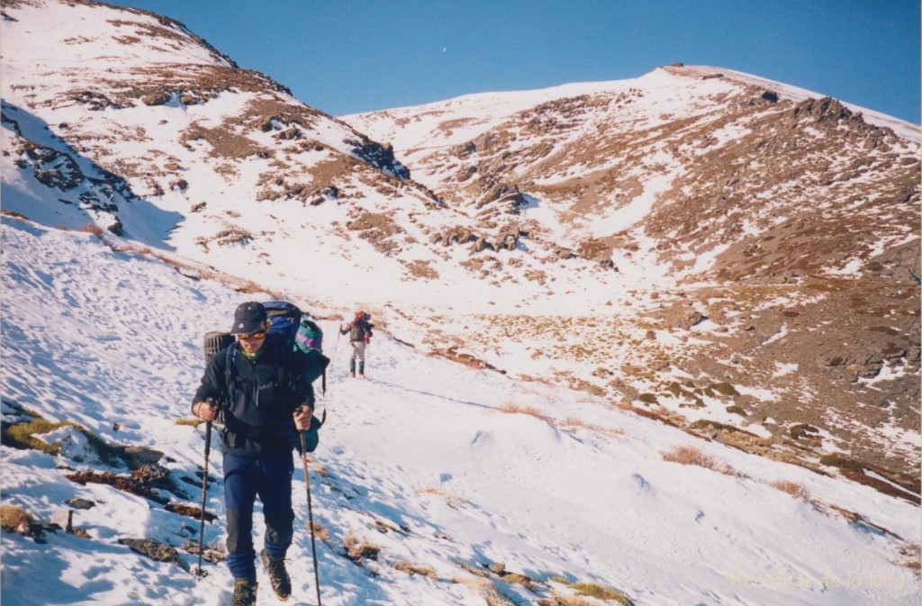 Delante Quique, bajando al Refugio Postero Alto, detrás queda la cona del collado al valle del Alhorí y el cordal o loma de La Piedra de La Cima a la derecha