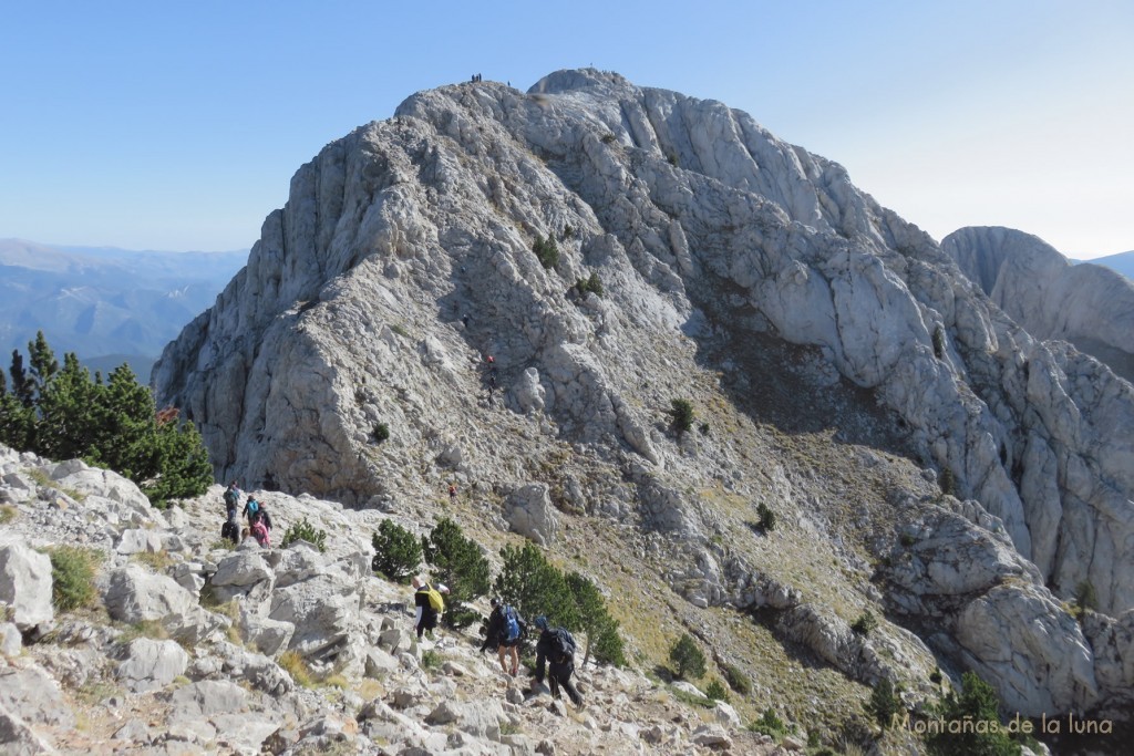 Desde la Cima Norte, delante el recorrido hasta la cima del Pollegó Superior