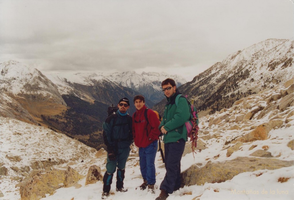 Jesús, Antonio y Joaquín en el Valle de Vallibierna, al fondo el macizo del Posets