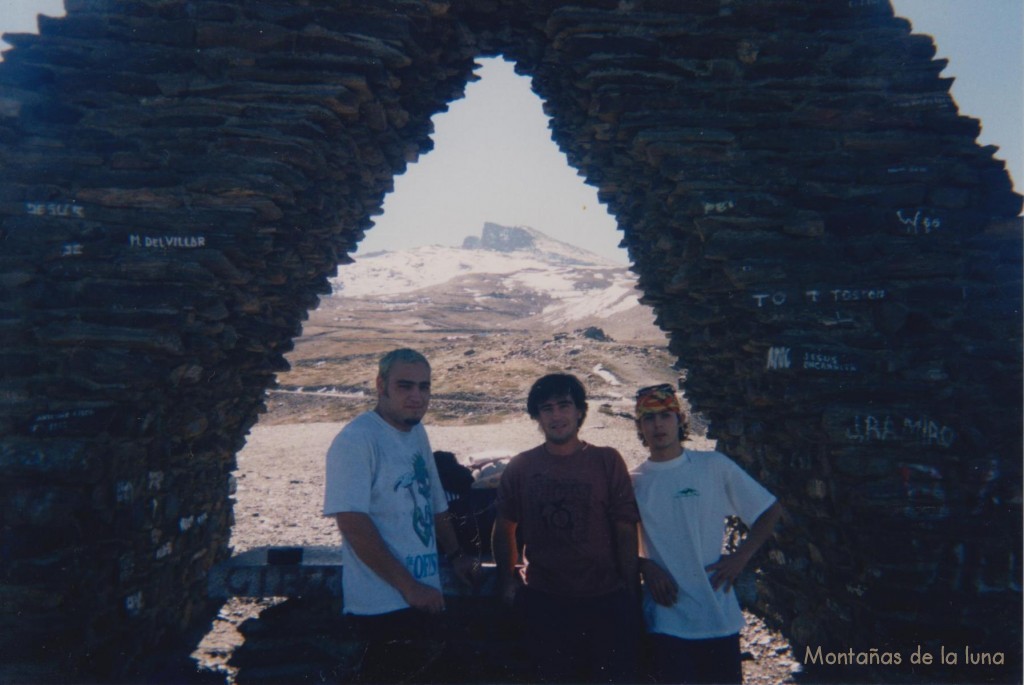 Jesús, Joaquín y Vicente "Monín" bajo la Virgen de Las Nieves, al fondo el Veleta