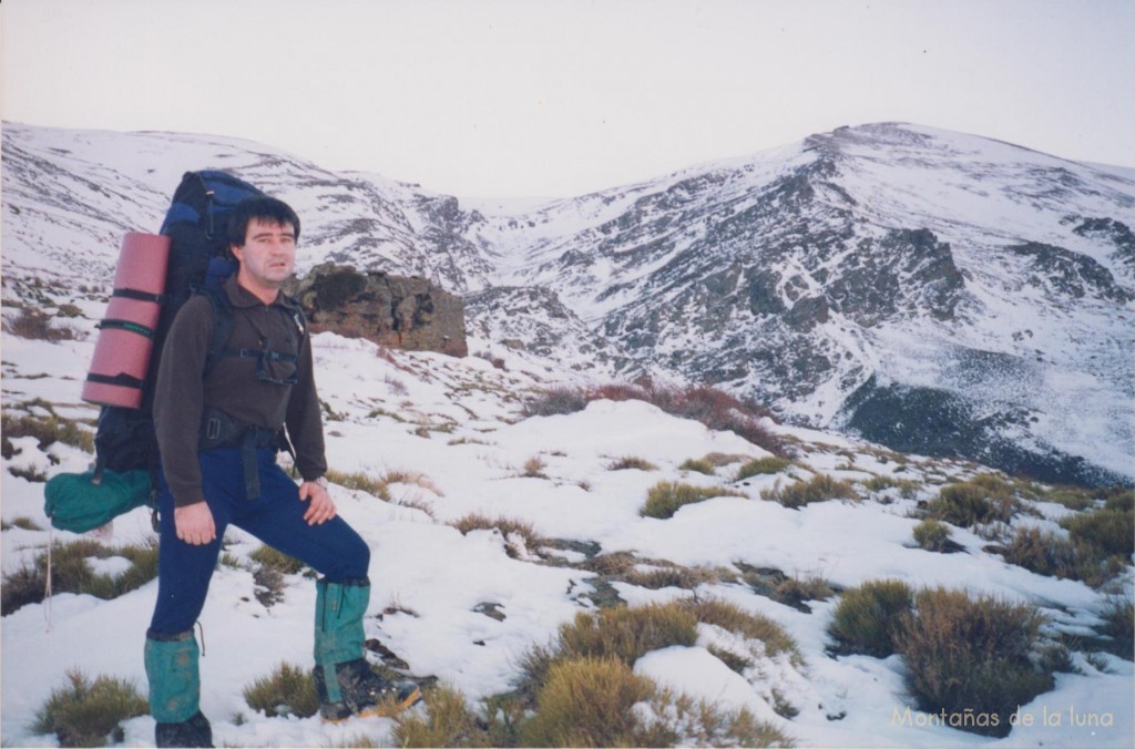 Joaquín con el circo del Alhorí y la loma de La Piedra de La Cima detrás