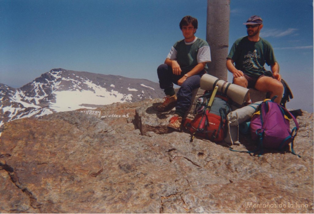 Joaquín Terrés y Paco en la cima del Veleta, 3.398 mts., detrás el Mulhacén