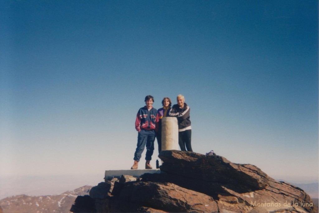 Joaquín, Vicente "Monín" y Jesús en la cima del Mulhacén, 3.479 mts.