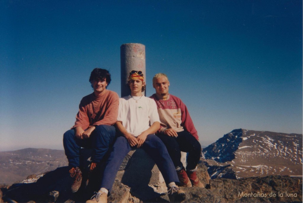 Joaquín, Vicente "Monín" y Jesús en la cima del Veleta, 3.398 mts.