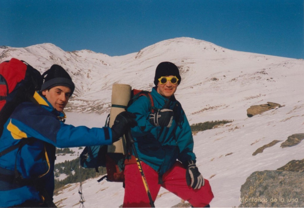 Roberto y Joaquín camino del Refugio Poqueira, detrás la loca sur del Mulhacén y el Puntal de La Caldera a su izquierda