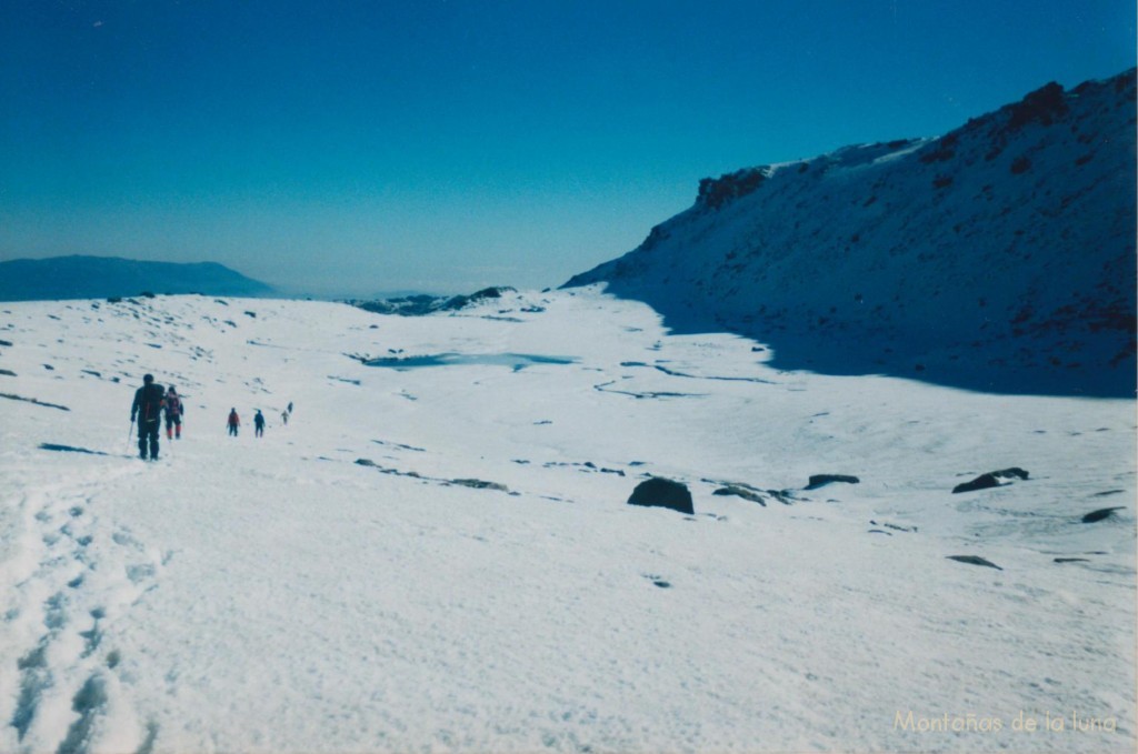 7 Lagunas, co nla Laguna Hondera en el centro sin nieve. A la izquierda la Sierra de Gádor