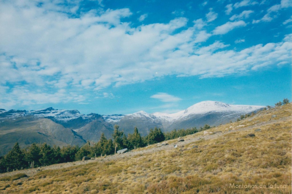 A la izquierda el picudo Veleta con el Cerro de Los Machos a su derecha, a la derecha la redondeada loma sur del Mulhacén