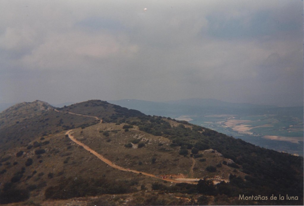 Abajo el Collado dels Porcs, en el centro el Alt de Pilat en La Teixereta. Al fondo la Sierra del Reconc con el Cenarosa en el centro y detrás La Blasca en la Sierra de La Fontanella