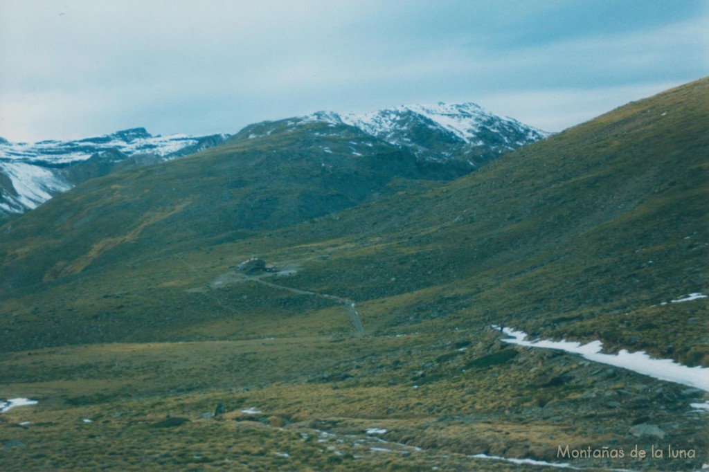 Abajo queda el Refugio Poqueira, a la izquierda se asoma el Veleta y Loma Pelada detrás del refugio