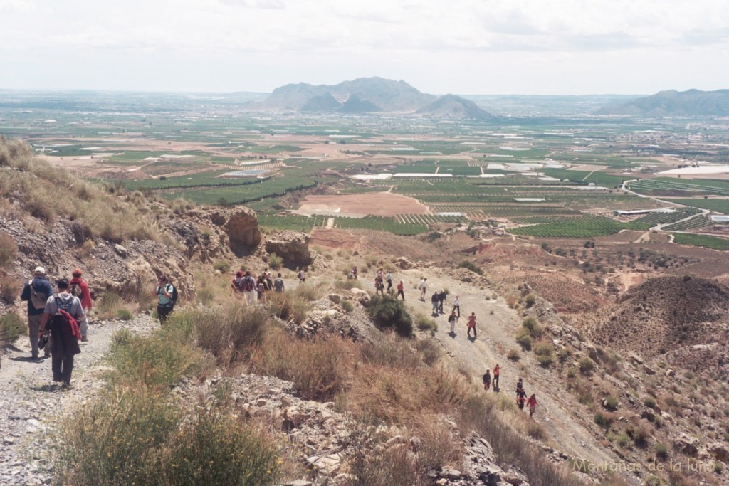 Bajando a Los Vives, en el centro la Sierra de Callosa