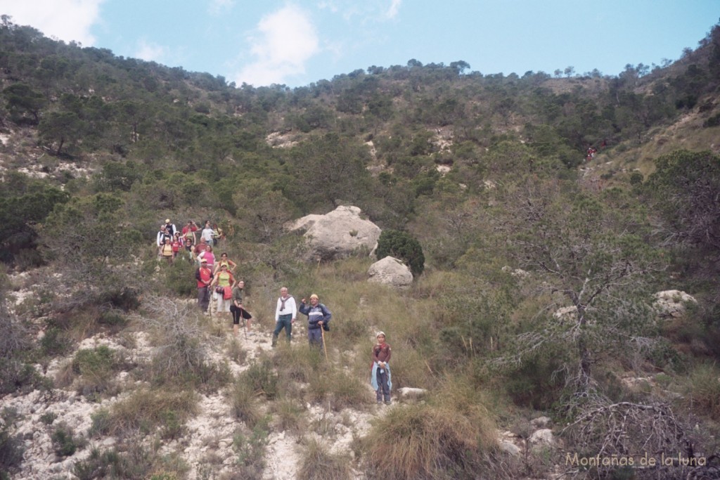 Bajando por el lado oeste del Agudo hacia el sur, Los Vives