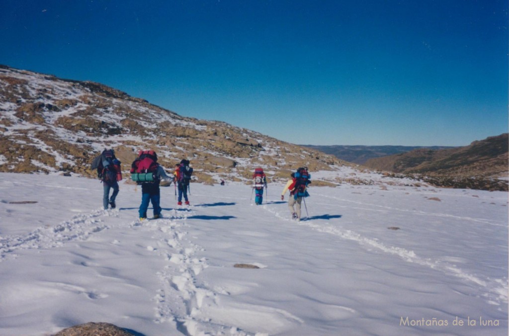 Cruzando el Reguero Llano, camino del Refugio Elola