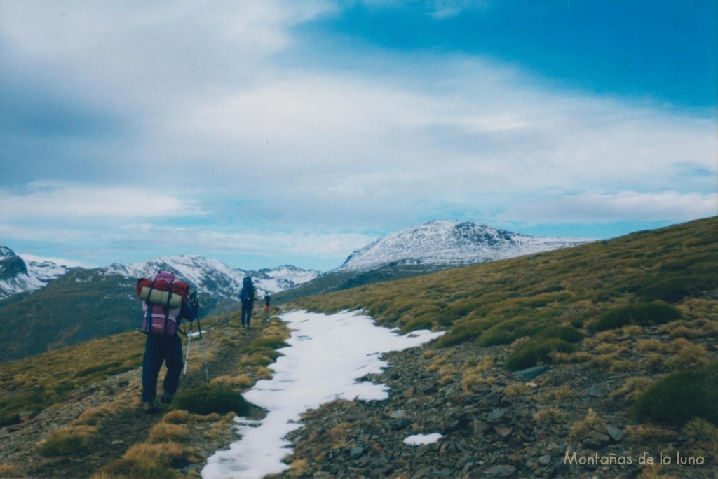 Camino del Refugio Poqueira, al fondo en el centro el Puntal de La Caldera, a la derecha la redondeada loma sur del Mulhacén