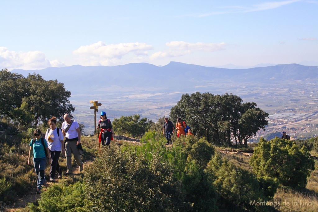 Cruce de recorridos cerca del Alt del Canyo, detrás el Alt del Carrascalet, Portell de Catí, Despeñador en el centro y Sierra de Castalla a la derecha