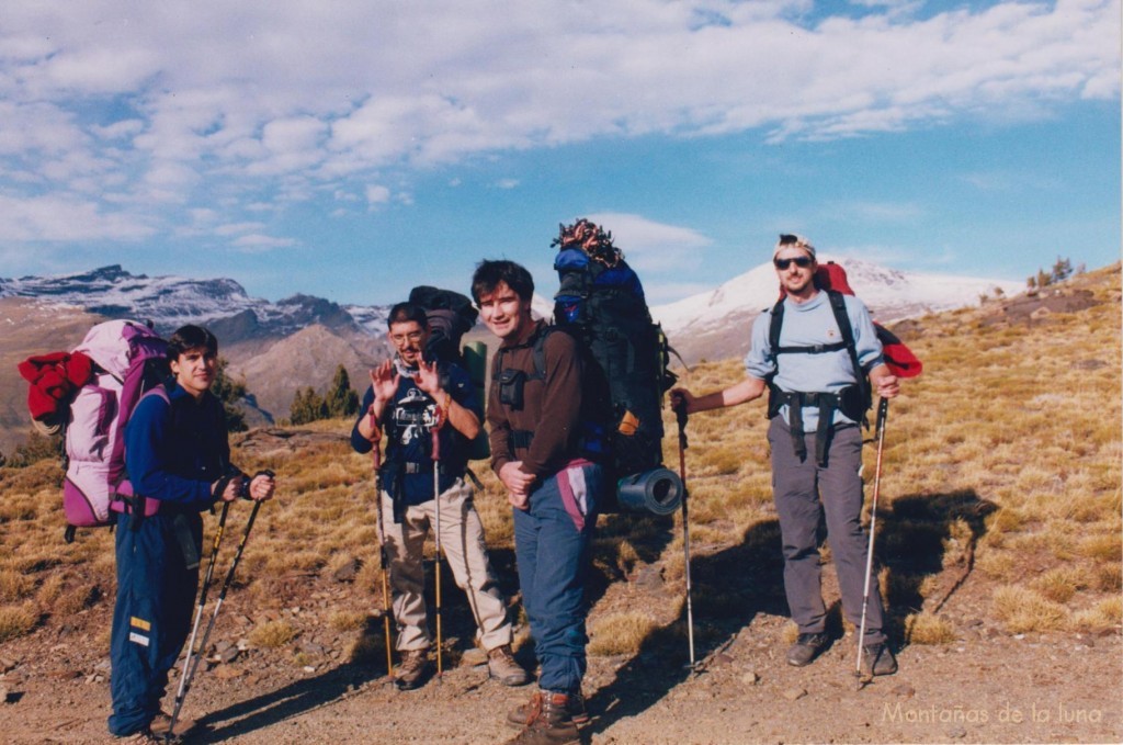 De izquierda a derecha: Antonio, Jesús, Joaquín y David camino del Refugio Poqueira. Detrás a la izquierda el Veleta y Cerro de Los Machos