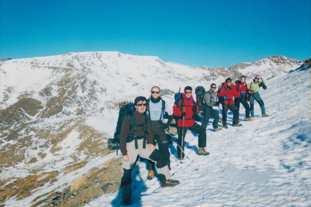 De izquierda a derecha: Joaquín, Javi, Quique, Jesús, Antonio, Sara y Zaida. Detrás a la izquierda Loma Pelada y al fondo derecha el Puntal de La Caldera