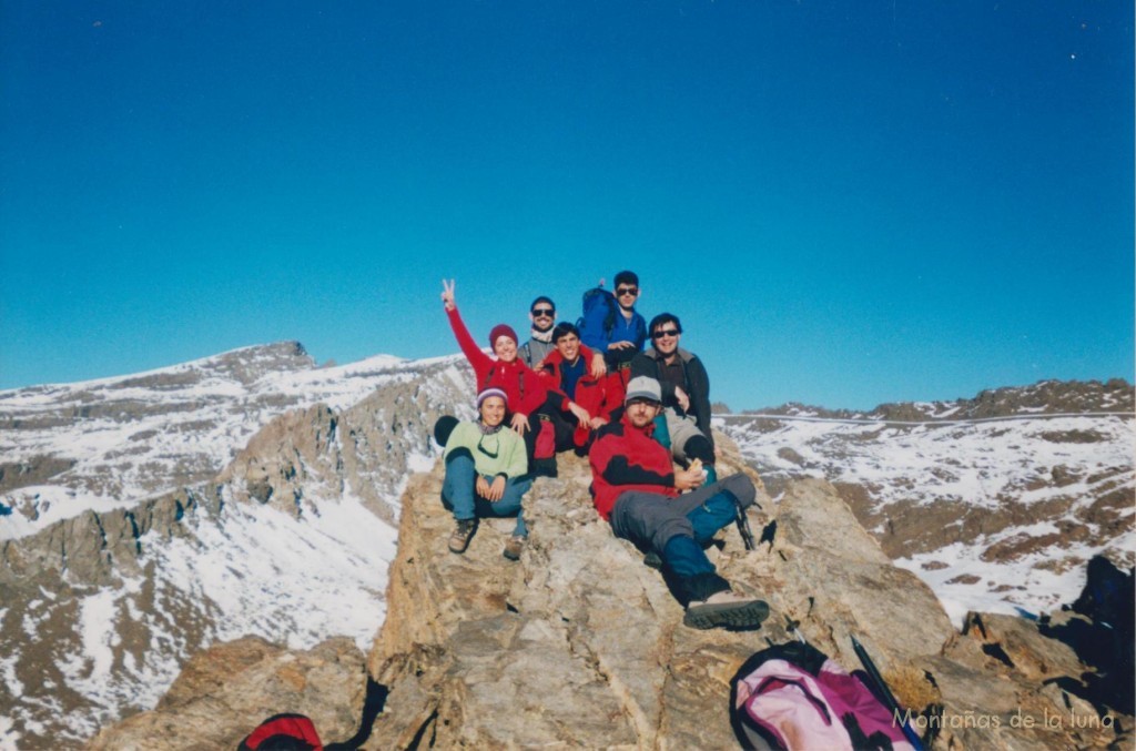 De izquierda a derecha: Zaida, Sara, Jesús, Antonio, Quique, David y Joaquín con los Crestones de Rioseco a la derecha, parte de los Raspones de Rioseco y arriba el Veleta a la izquierda