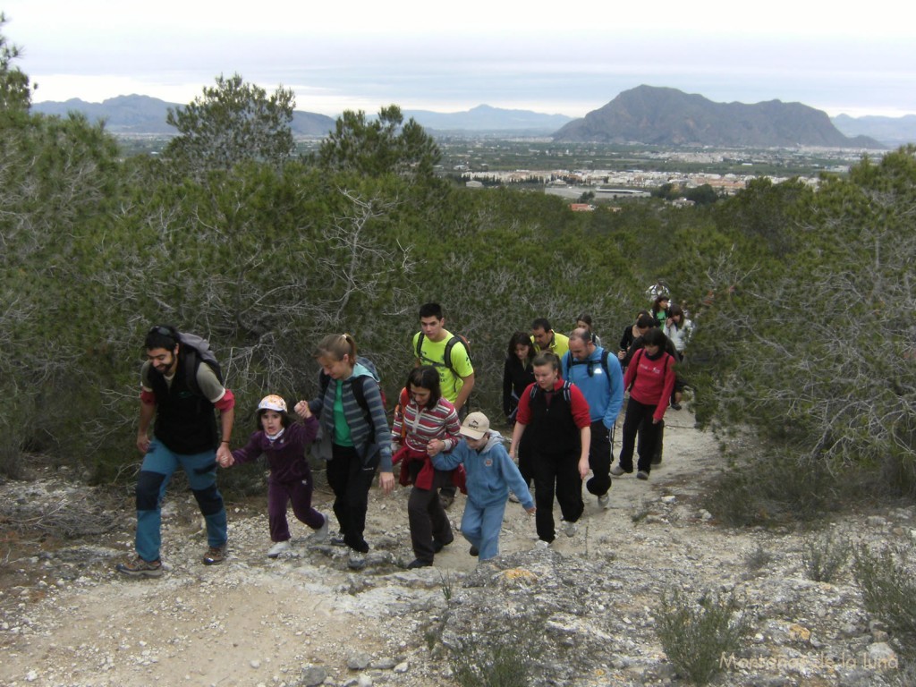 Delante Trino y Erika camino de Cabezo Redondo. Detrás la huerta de la Vega Baja y la Sierra de Callosa, a la derecha, la Sierra de Orihuela a la izquierda y el fondo la Sierra de La Pila